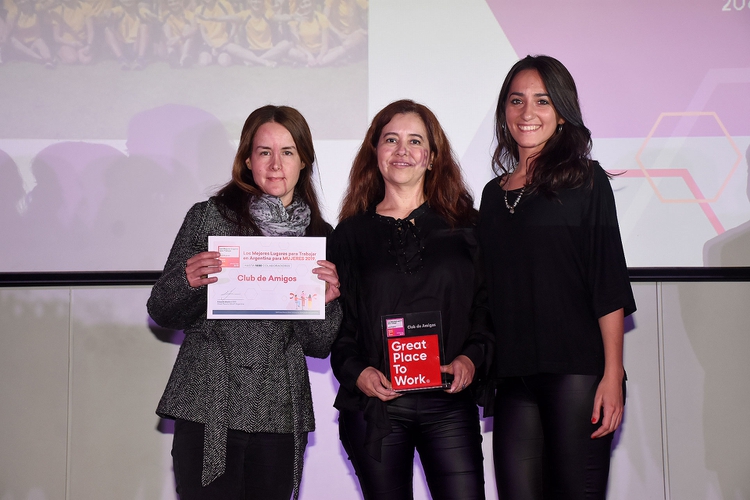 CLUB DE AMIGOS, ONG. Posan con el premio en el escenario: Carolina Castelanelli, Yesica Heavy, Sofía Planes.