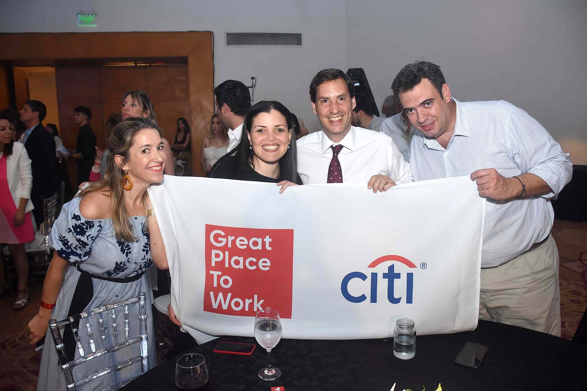 Los miembros de CITI festejando el reconocimiento de GPTW