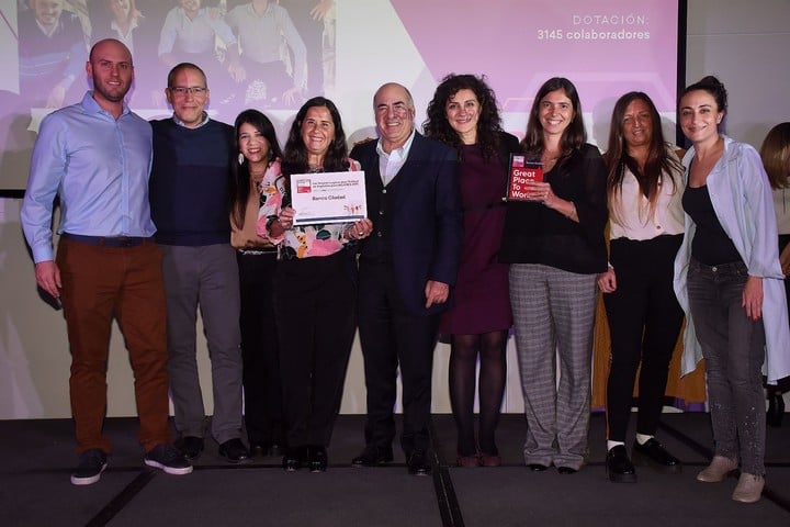 El equipo de Banco Ciudad recibe el reconocimiento por el quinto puesto en el ranking de los mejores lugares para trabajar para las mujeres.